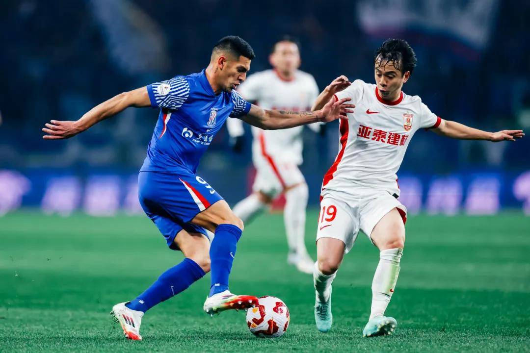 关于进攻猛烈:申花战胜富力,攻守皆出色值得称赞的信息 关于进攻猛烈:申花战胜富力,攻守皆出色值得称赞的信息