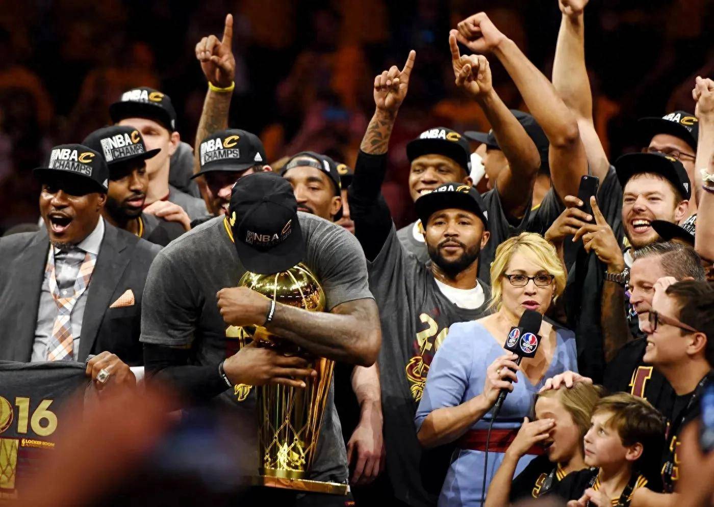 湖人队胜出周日精彩对决夺冠 湖人队胜出周日精彩对决夺冠