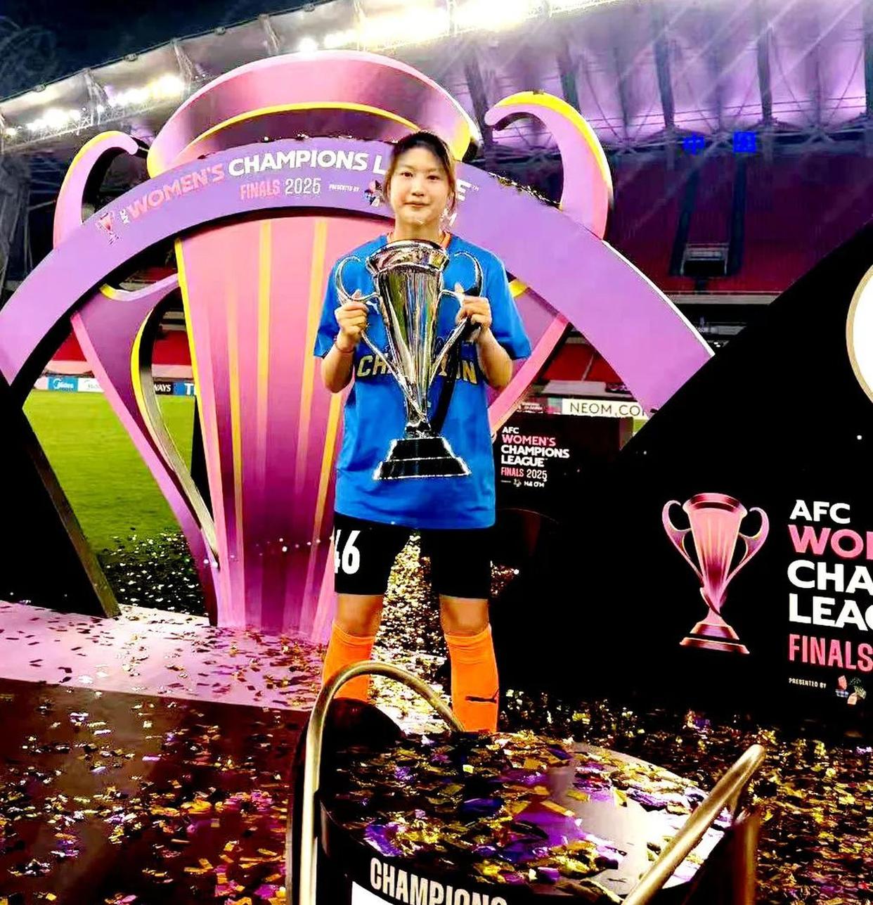 女足比赛中，中国队球员黄某奉献精彩传球