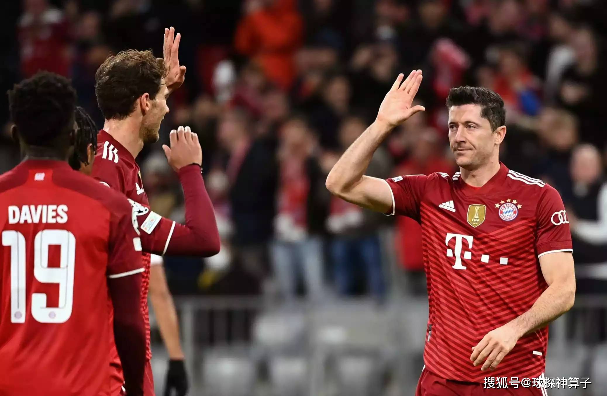 包含拜仁慕尼黑客场大胜，德甲争冠气势如虹的词条