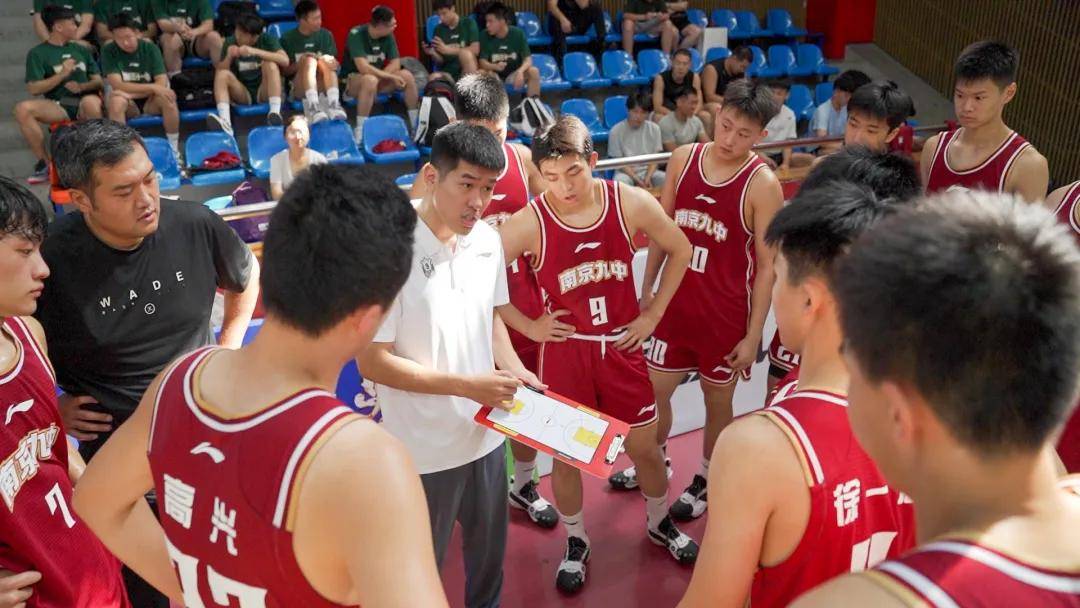 球队合作在篮球比赛中体现默契 球队合作在篮球比赛中体现默契