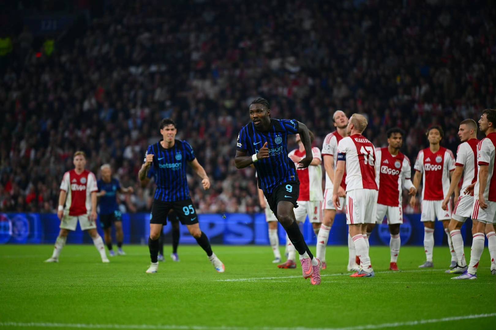 阿贾克斯豪取胜利,挺进欧冠半决赛 阿贾克斯豪取胜利,挺进欧冠半决赛