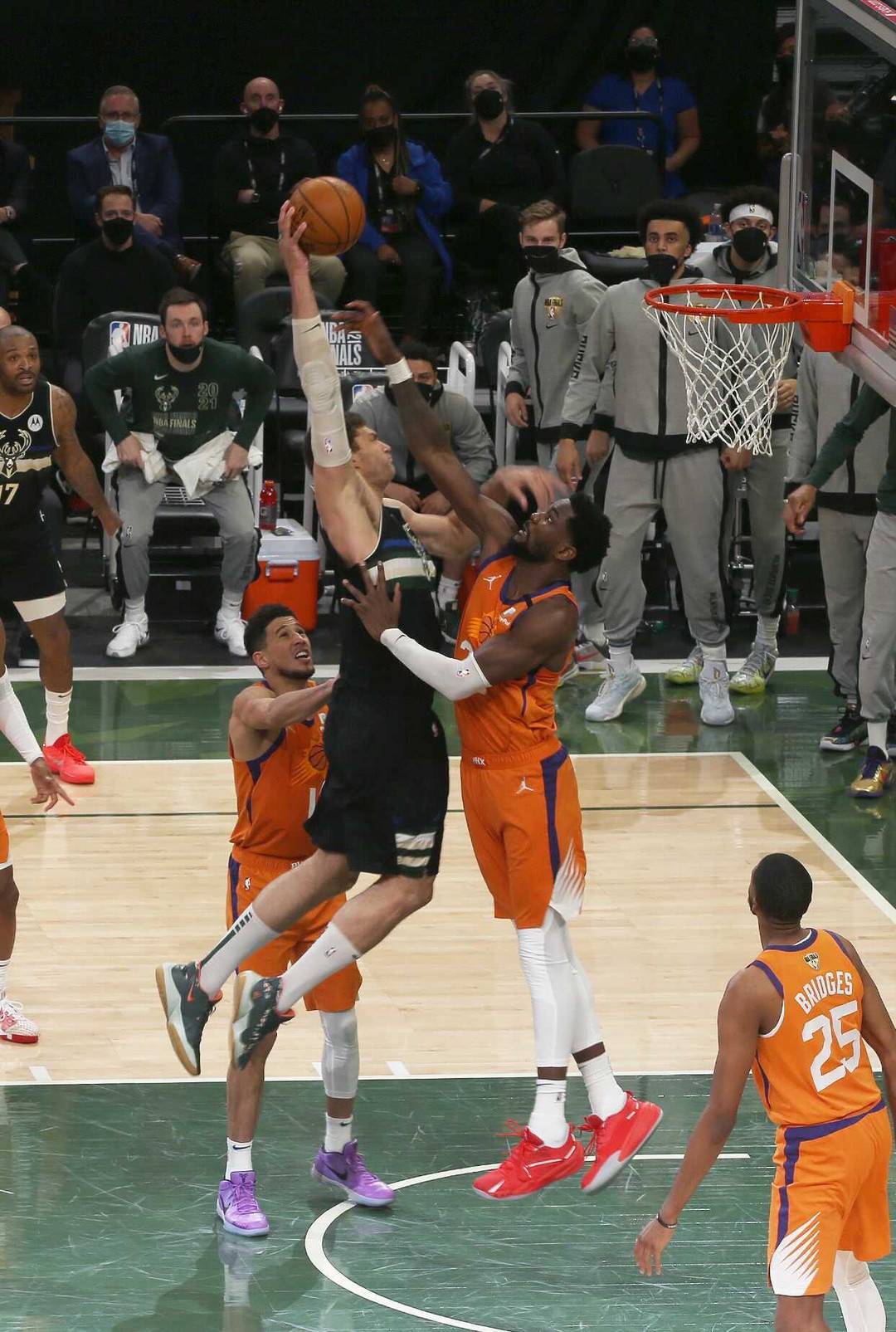 雄鹿主场击败76人，保持不败的简单介绍